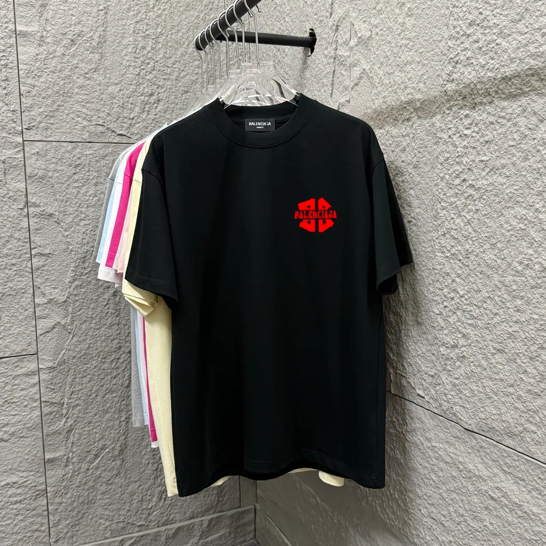 BALENCI*GA 2025 New Arrival T Classic Red B T Same Style ：Black White Size： S （90-130 ） M （120-150 ） L （140-165 ） XL （160-180 ） XXL （180-210 ）